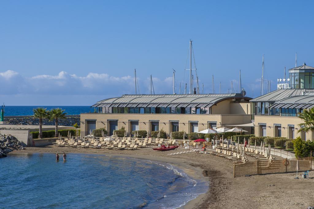 Hotel Riviera Dei Fiori Сан Лоренцо ал Маре Екстериор снимка