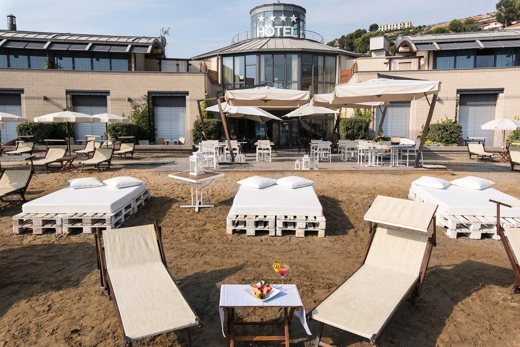 Hotel Riviera Dei Fiori Сан Лоренцо ал Маре Екстериор снимка